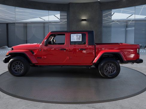 Used 2025 Jeep Gladiator Sport AWD/4WD image 3