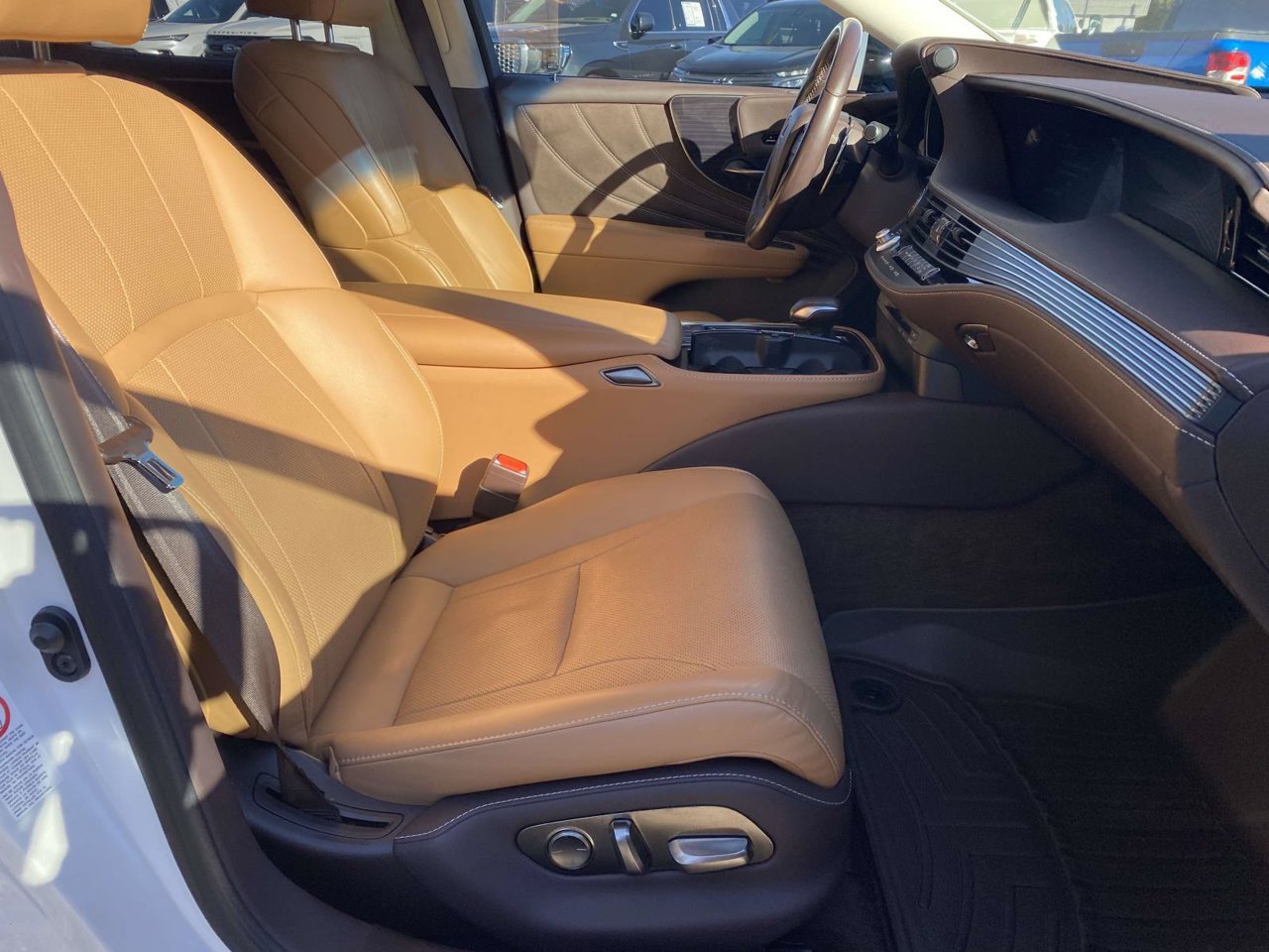 Used 2018 Lexus LS 500 w/ Accessory Package (Z2) RWD image 12