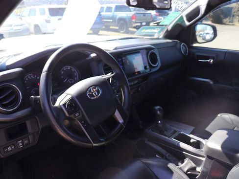Used 2018 Toyota Tacoma TRD Sport image 10