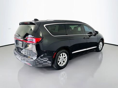 Used 2021 Chrysler Pacifica Touring-L image 7