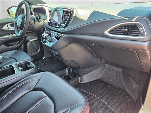 Used 2024 Chrysler Pacifica Touring-L w/ S Appearance Package FWD image 21