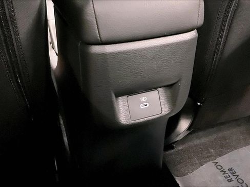 New 2025 Nissan Versa SR w/ Trunk Package FWD image 42