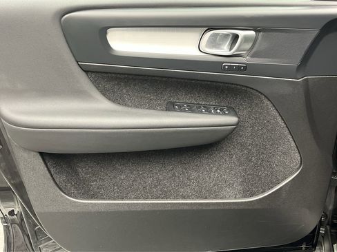 Used 2025 Volvo XC40 B5 Core image 8
