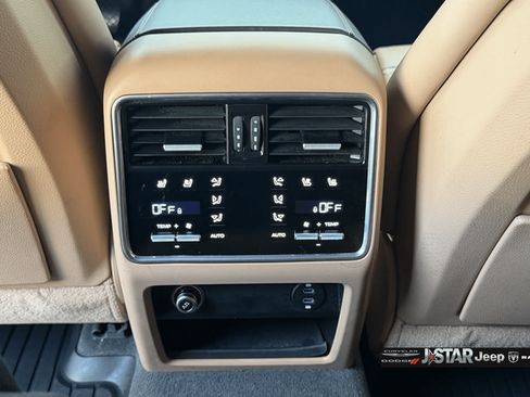 Used 2023 Porsche Cayenne Platinum Edition AWD/4WD image 26