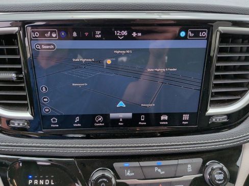 Used 2024 Chrysler Pacifica Limited FWD image 25