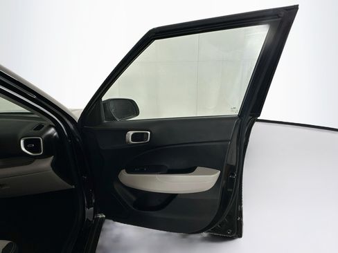 Used 2025 Hyundai Venue SEL FWD image 29