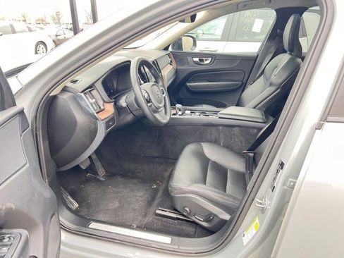 Used 2024 Volvo XC60 B5 Plus image 8