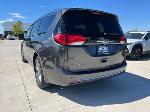 Used 2018 Chrysler Pacifica Limited w/ Tire & Wheel Group FWD image 7