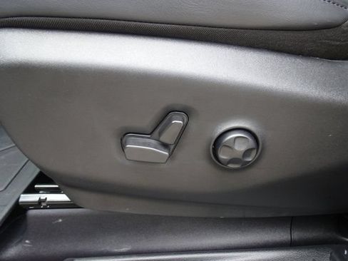 Used 2024 Chrysler Pacifica Limited w/ Uconnect Theater Family Group FWD image 10