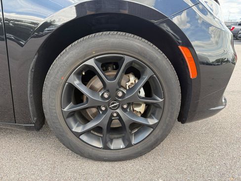 Used 2025 Chrysler Pacifica Limited FWD image 33