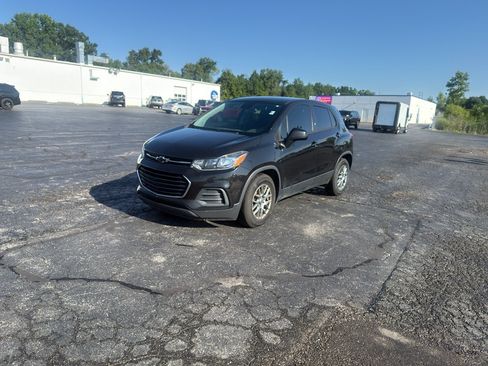 Used 2020 Chevrolet Trax LS FWD image 2