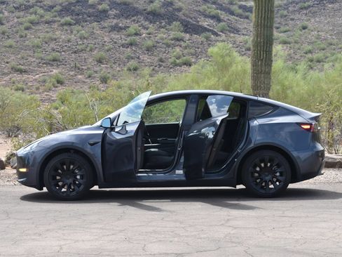 Used 2024 Tesla Model Y Long Range AWD/4WD image 7
