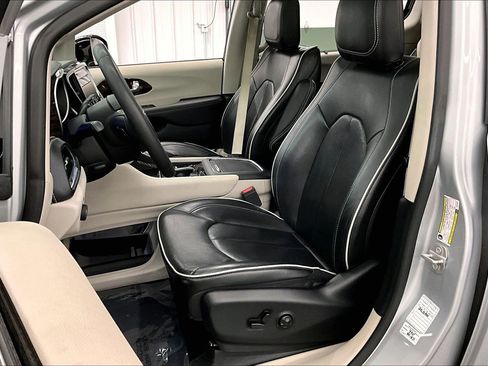 Used 2024 Chrysler Pacifica Limited FWD image 22
