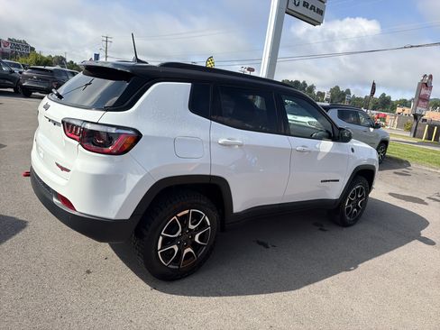 Used 2025 Jeep Compass Trailhawk w/ Trailhawk Convenience Group AWD/4WD image 5