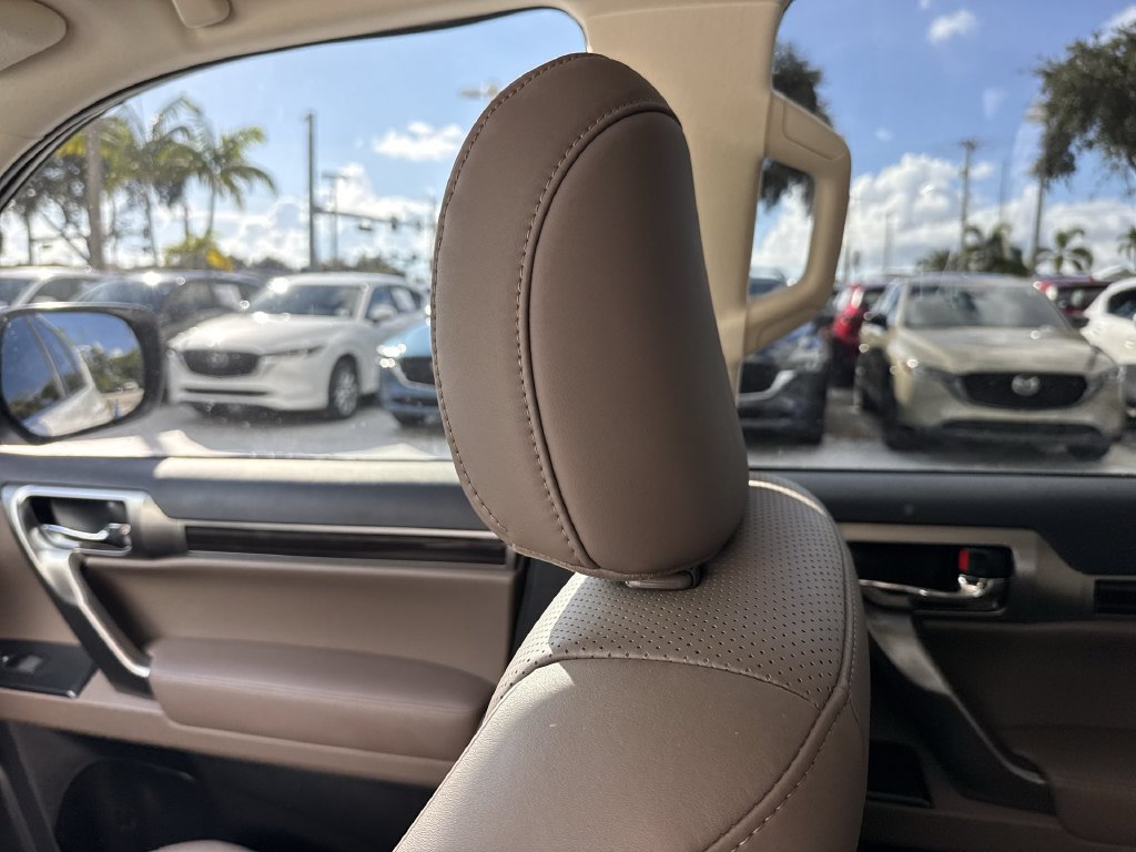 Used 2023 Lexus GX 460 Luxury w/ Accessory Package AWD/4WD image 16