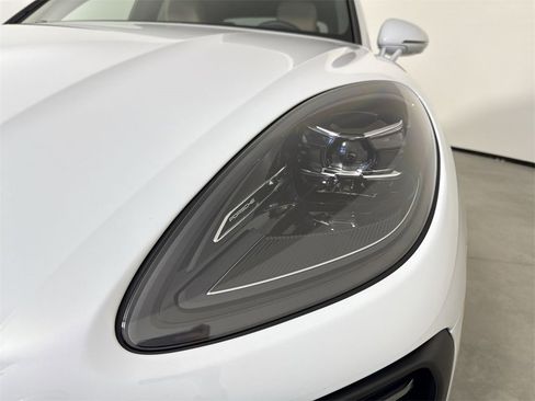 Certified 2025 Porsche Macan image 11