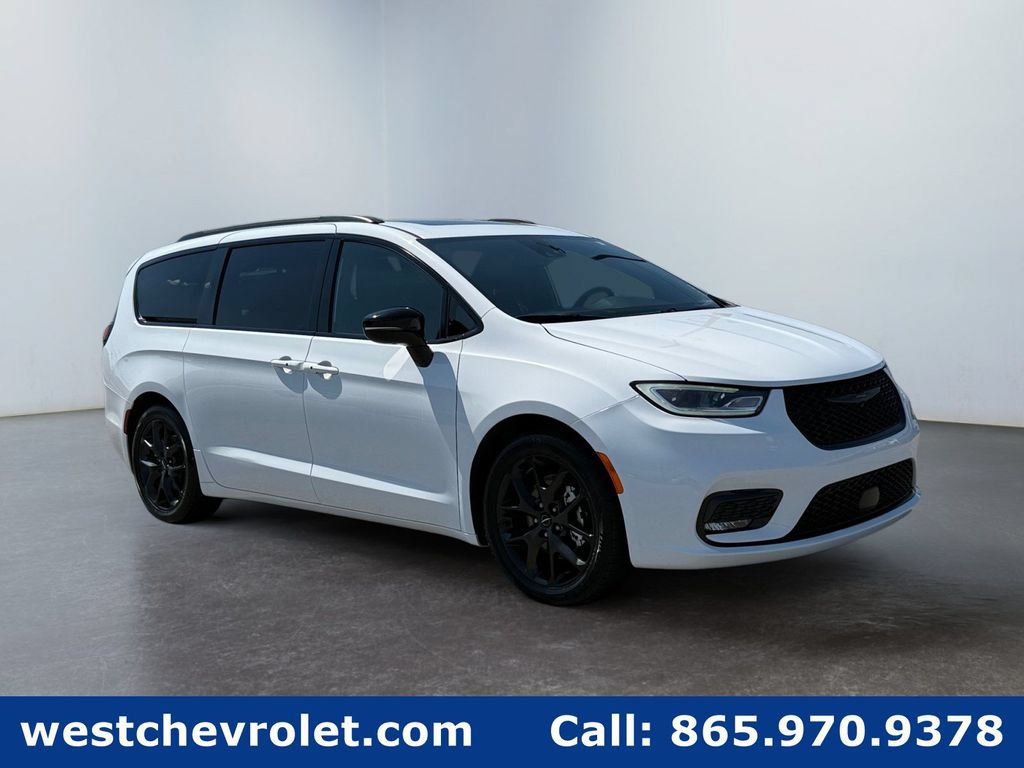 Used 2025 Chrysler Pacifica Limited FWD image 1