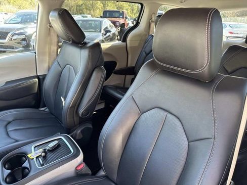 Used 2024 Chrysler Pacifica Touring-L image 11