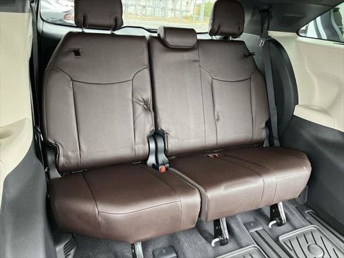 Certified 2024 Toyota Sienna Platinum image 33