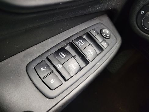 Used 2021 Jeep Cherokee Trailhawk w/ Technology Group AWD/4WD image 27