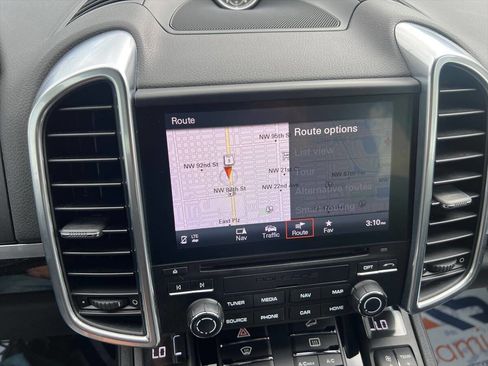 Used 2018 Porsche Cayenne Platinum Edition image 14