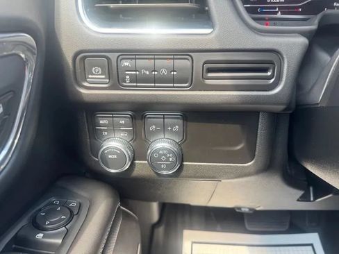 Used 2023 GMC Yukon XL SLT AWD/4WD image 24