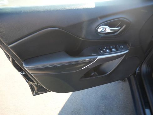 Used 2019 Jeep Cherokee Latitude Plus w/ Cold Weather Group image 18