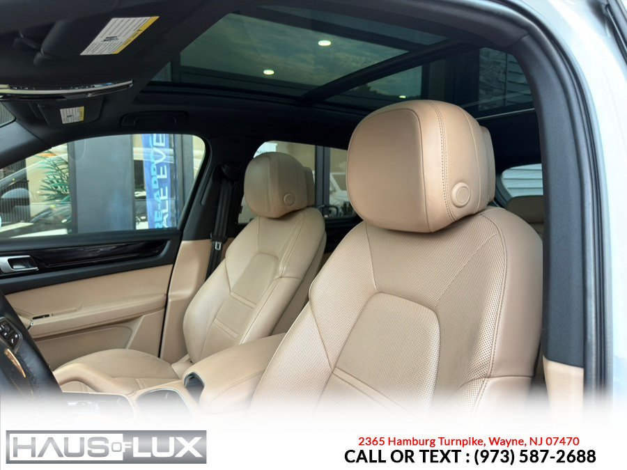 Used 2023 Porsche Cayenne w/ Assistance Package AWD/4WD image 9