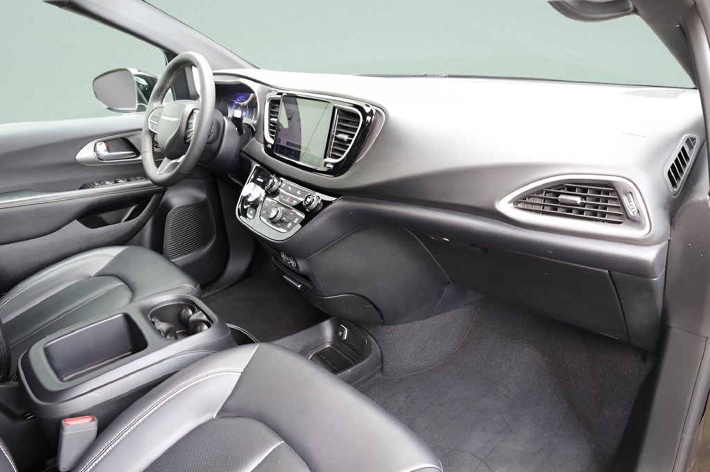 Used 2025 Chrysler Pacifica Select FWD image 32