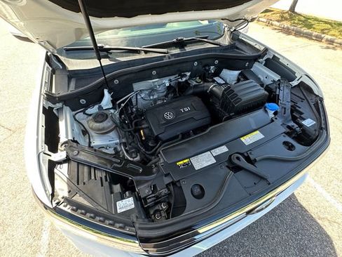 Used 2021 Volkswagen Atlas Cross Sport SE w/ Panoramic Sunroof Package FWD image 32