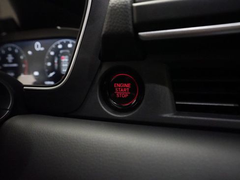 Used 2025 Honda Pilot Black Edition image 32