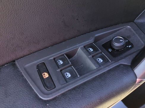 Used 2018 Volkswagen Tiguan SE w/ Front Fog Lights Package image 12