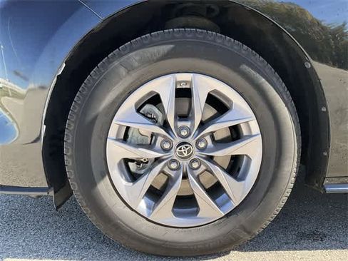 Used 2021 Toyota Sienna LE image 11