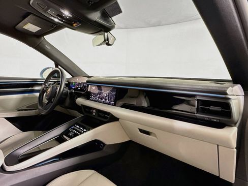 Certified 2025 Porsche Macan 4S Electric AWD/4WD image 17