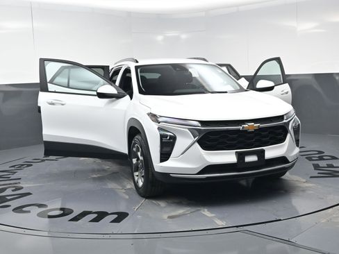 Used 2025 Chevrolet Trax LT w/ Driver Confidence Package image 22