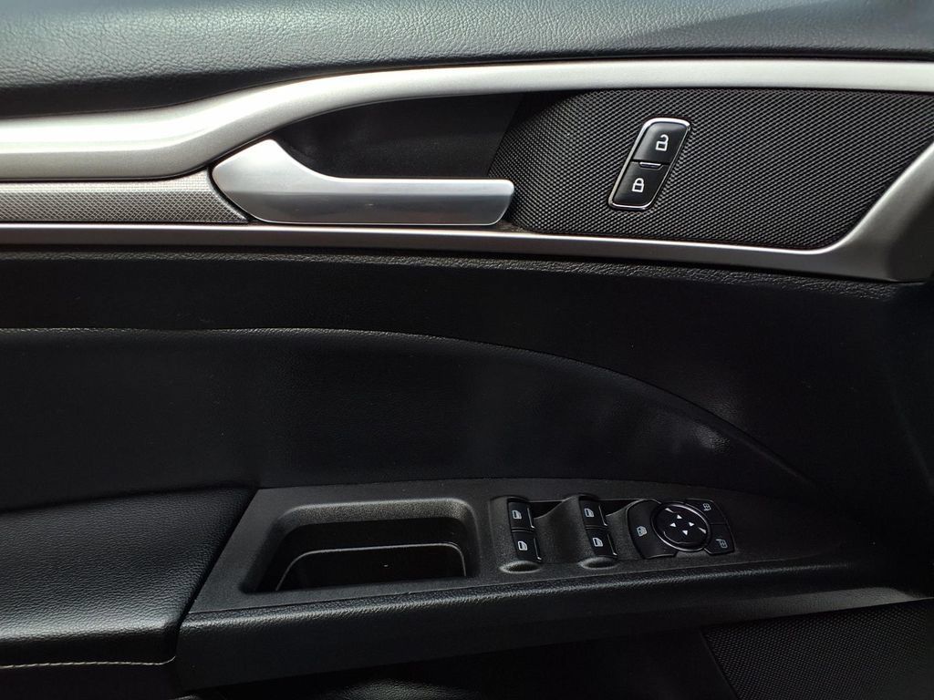 Used 2019 Ford Fusion SE FWD image 19