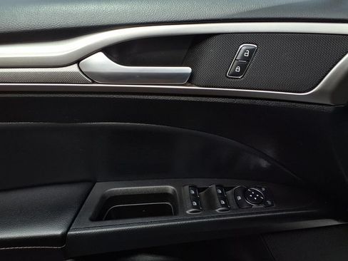 Used 2019 Ford Fusion SE FWD image 19