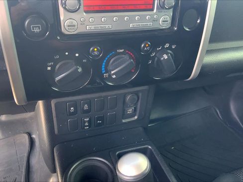 Used 2012 Toyota FJ Cruiser 2WD w/ Upgrade Pkg image 33