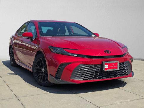 Certified 2025 Toyota Camry SE FWD image 1