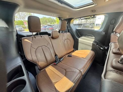 Used 2017 Chrysler Pacifica Limited w/ Advanced Safetytec Group FWD image 20