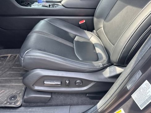 Used 2025 Honda Pilot Touring image 14