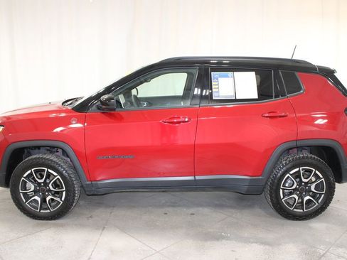 Used 2025 Jeep Compass Trailhawk AWD/4WD image 6