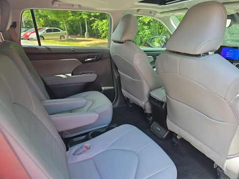 Used 2024 Toyota Highlander XLE FWD image 11