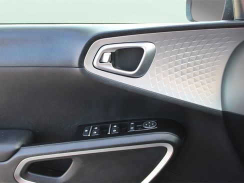 Used 2023 Kia Soul LX image 18