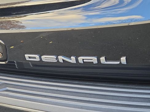 Used 2021 GMC Yukon Denali w/ Denali Ultimate Package image 32