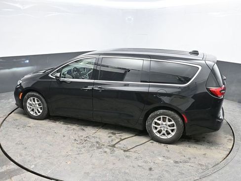 Used 2023 Chrysler Pacifica Touring-L image 32