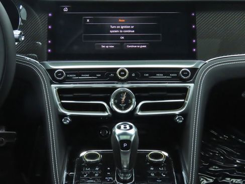 Used 2025 Bentley Flying Spur Plug-In Hybrid image 14