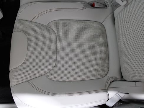 Used 2019 Jeep Cherokee Overland w/ Technology Group AWD/4WD image 17