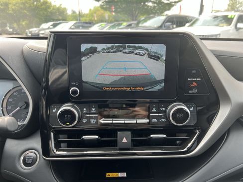 Used 2025 Toyota Highlander XLE AWD/4WD image 19