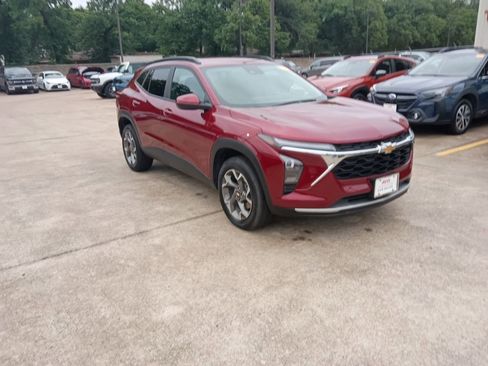 Used 2025 Chevrolet Trax LT w/ LT Convenience Package FWD image 6